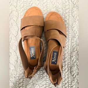 NEVER WORN - Natural Reflections scrappy brown sandals - Size 7